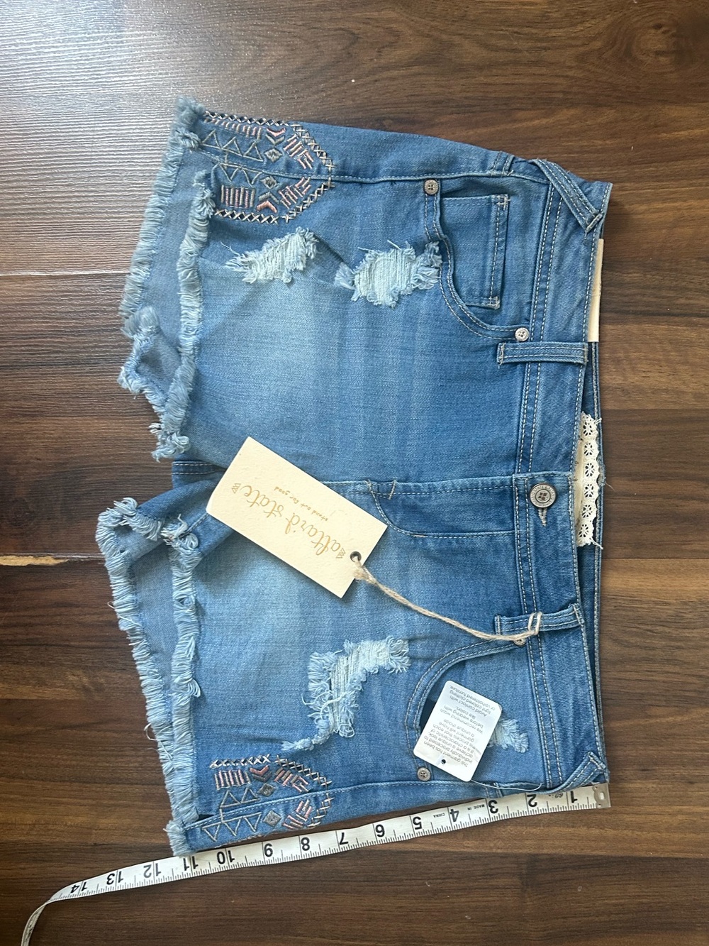 Altar'd State Blue Distressed Embroidered Denim Shorts | NWT Size 27/5 - Picture 5 of 5